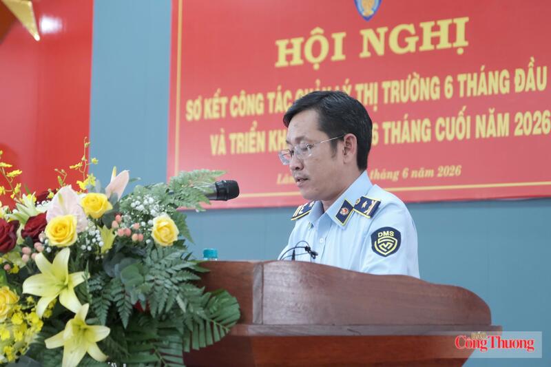 Ông Nguyễn Doanh Điền, Phó Chi cục trưởng Chi cục Quản lý thị trường tỉnh Lâm Đồng báo cáo tại hội nghị. Ảnh: Lê Sơn