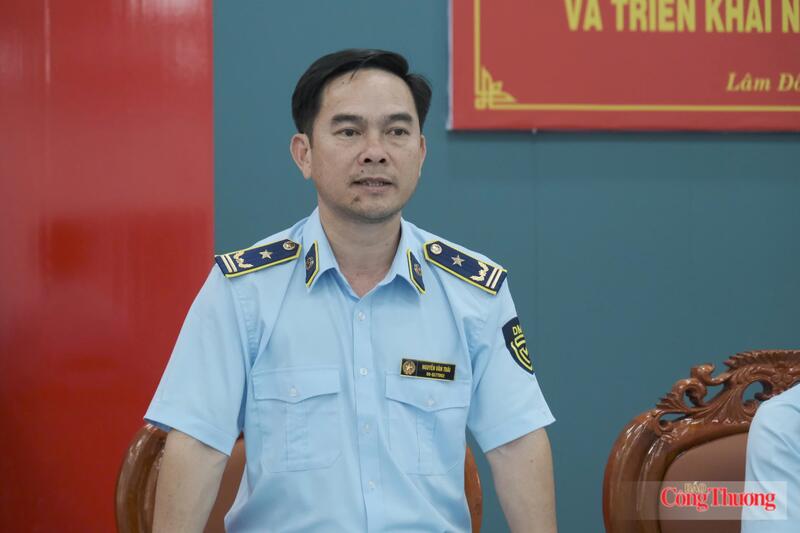 Ông Nguyễn Văn Trãi, Phó Chi cục trưởng Chi cục Quản lý thị trường tỉnh Lâm Đồng phát biểu tại hội nghị. Ảnh: Lê Sơn