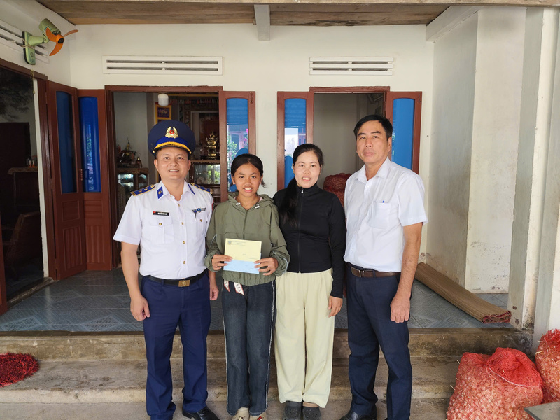 Tra hỗ trợ cho em Nguyễn Dương Thị Hiền. Ảnh: Tuấn Anh