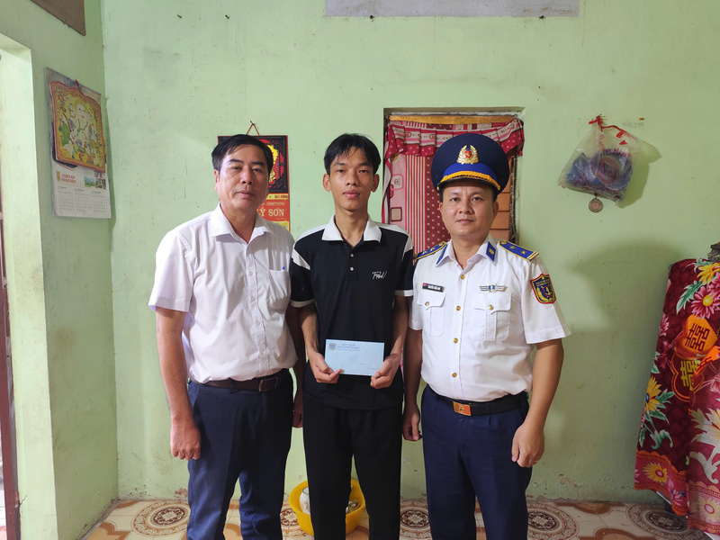 Đại diện Hải đoàn 21 trao hỗ trợ cho em Nguyễn Văn Hậu. Ảnh: Tuấn Anh