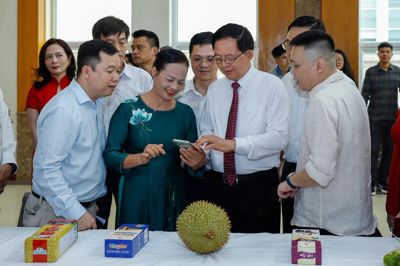 Phó Thủ tướng Hồ Quốc Dũng cùng các đại biểu tham quan, trải nghiệm truy xuất nguồn gốc nông sản. Ảnh: Khương Trung
