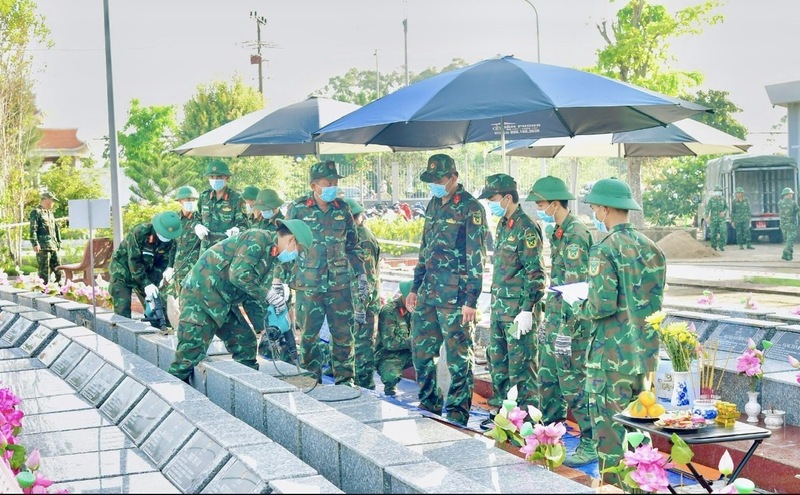Các lực lượng tiến hành lấy mẫu sinh phẩm tại Nghĩa trang Liệt sĩ xã Châu Thành, tỉnh Đồng Tháp. Ảnh: Hữu Tài.