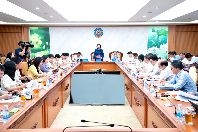 Phó Chủ tịch Quốc hội Nguyễn Thị Hồng làm việc với Bộ Tài chính về kết quả thực hiện chủ trương, chính sách, pháp luật kinh tế, tài chính gắn với mục tiêu tăng trưởng hai con số. Ảnh: Quochoi.vn