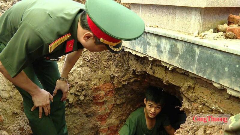 Miệng huyệt mộ chỉ vừa đủ một người thao tác, khiến việc tiếp cận, lấy mẫu trở nên vô cùng khó khăn.
