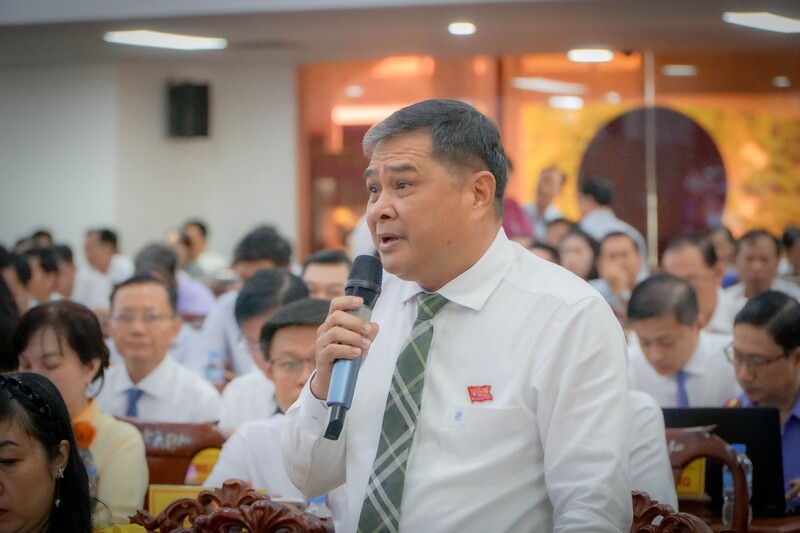 Ông Nguyễn Văn Bảy, Giám đốc Sở Văn hóa, Thể thao và Du lịch TP. Cần Thơ, trả lời chất vấn tại kỳ họp. Ảnh: Văn Dương.