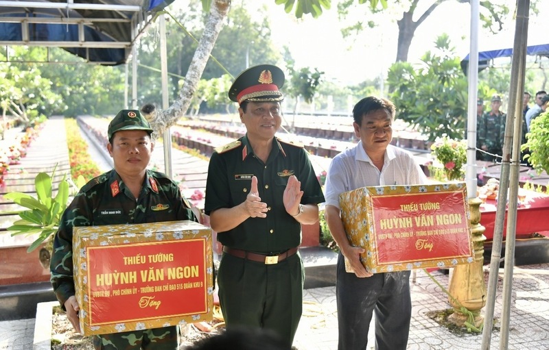 Thiếu tướng Huỳnh Văn Ngon, Phó Chính ủy Quân khu, Trưởng Ban Chỉ đạo 515 Quân khu 9, tặng quà và động viên các đội lấy mẫu hài cốt liệt sĩ tại Nghĩa trang Liệt sĩ thành phố. Ảnh: Hữu Tài.