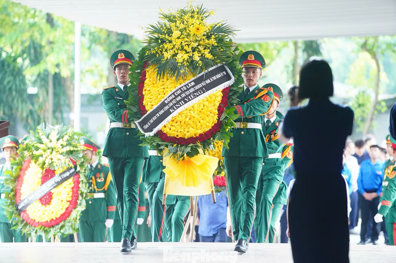 Tổng Bí thư, Chủ tịch nước Tô Lâm - Bí thư Quân ủy Trung ương gửi vòng hoa kính viếng. Ảnh: Duy Phạm