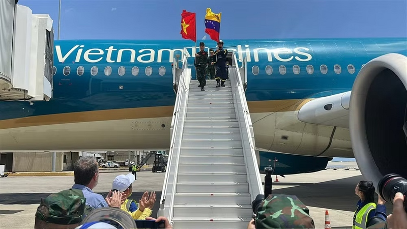 Chuyên cơ chở Đoàn công tác Việt Nam tham gia cứu hộ, khắc phục hậu quả động đất tại Venezuela đã hạ cánh xuống sân bay quốc tế Simon Bolivar, thành phố Maiquetia, bang Laguaira. Ảnh: Đại sứ quán Việt Nam tại Venezuela