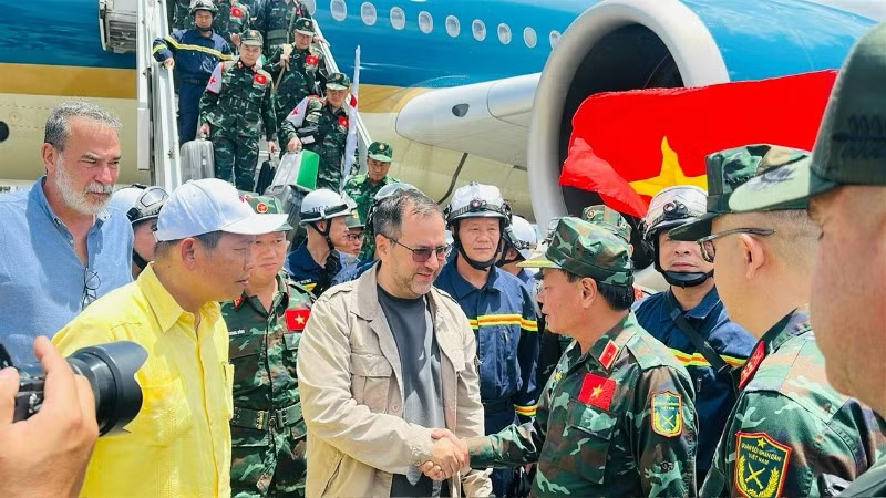 Bộ trưởng Ngoại giao Venezuela I-van Gin Pin-tô đón Thiếu tướng Phạm Văn Tỵ và Đoàn công tác Việt Nam tại sân bay. Ảnh: Đại sứ quán Việt Nam tại Venezuela