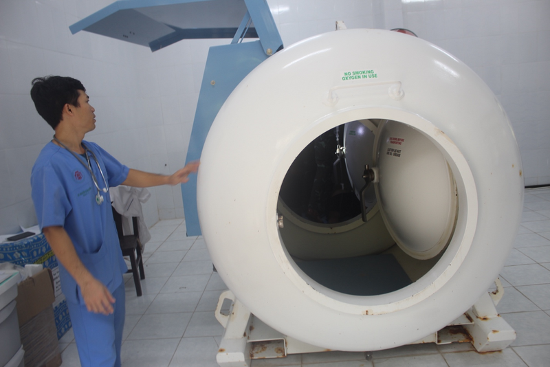 Quân y bệnh xá đảo kiểm tra buồng oxy cao áp đơn. Ảnh: Đoàn Trưởng