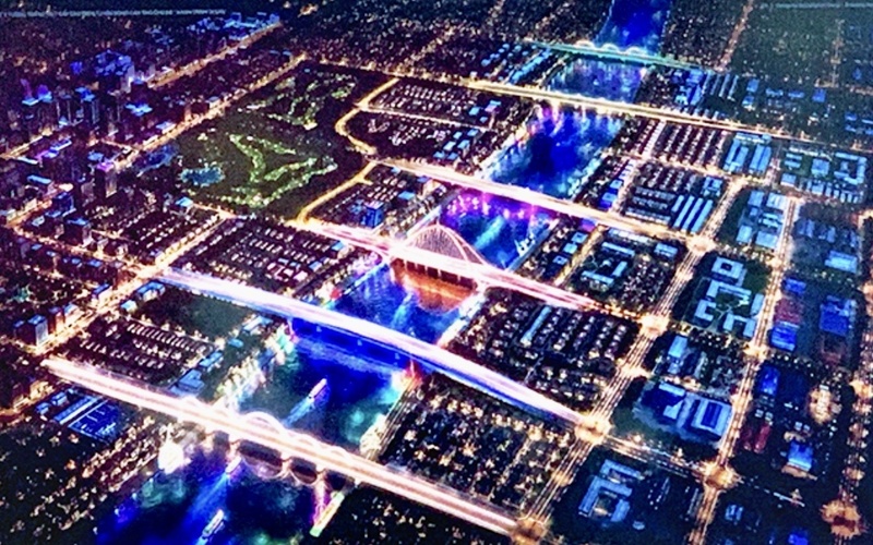 Hình ảnh trang trí hệ thống đèn nghệ thuật trên các cây cầu dọc tuyến du lịch đường sông từ Bến Ninh Kiều đến chợ nổi Cái Răng, hướng tới hình thành sản phẩm du lịch đường sông về đêm đặc sắc. Ảnh: Kiều Mai.