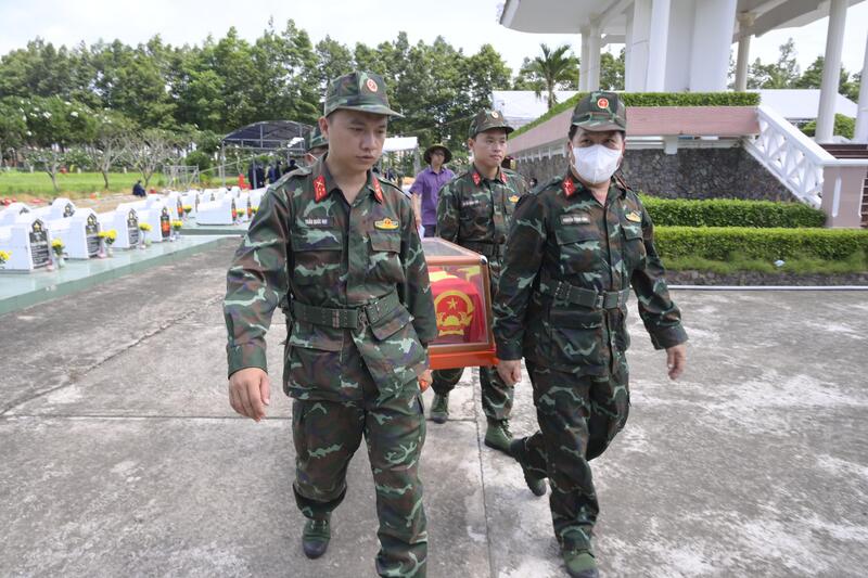 Các lực lượng của tỉnh An Giang tổ chức lấy mẫu hài cốt liệt sĩ tại Nghĩa Trang liệt sĩ Châu Phú. Ảnh: Hữu Tài.