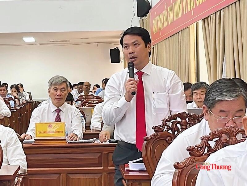 Ông Hà Vũ Sơn - Giám đốc Sở Công Thương TP. Cần Thơ, trả lời chất vấn tại kỳ họp.