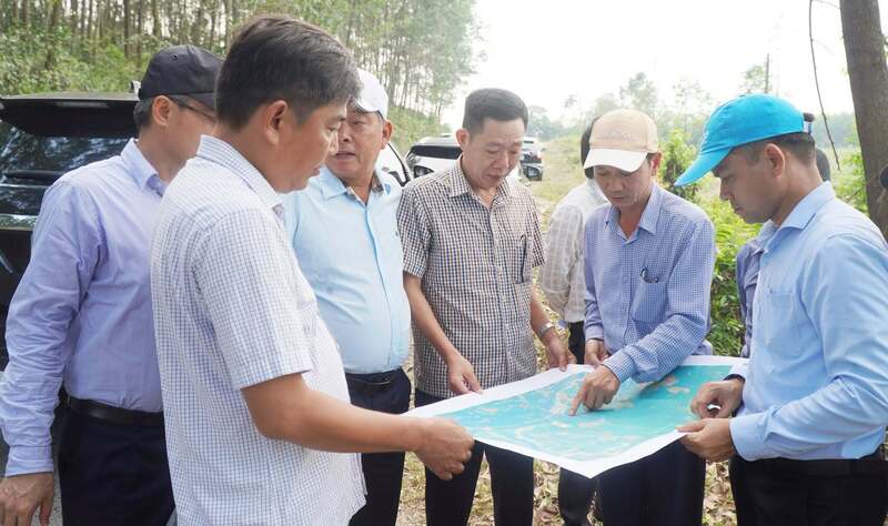 Phó Chủ tịch UBND thành phố Huế Hà Văn Tuấn (thứ 3 phải qua) kiểm tra, đôn đốc các dự án thuộc dự án Trạm biến áp 110kV Hương Thọ và đấu nối. Ảnh: M. Hiếu
