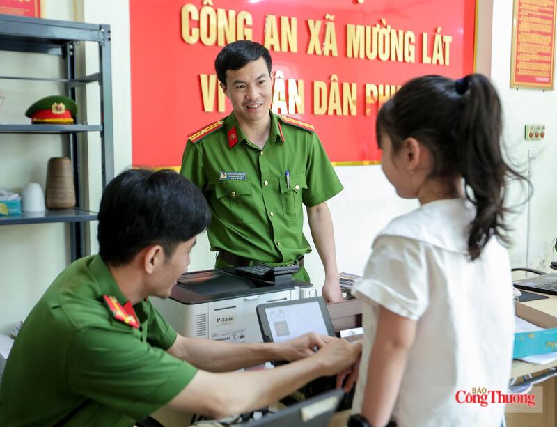 Thiếu tá Nguyễn Văn Mạnh - Trưởng Công an xã Mường Lát cho biết, chuyển đổi số giúp người dân giải quyết thủ tục nhanh hơn, thuận tiện hơn. Ảnh: Ngô Nhung