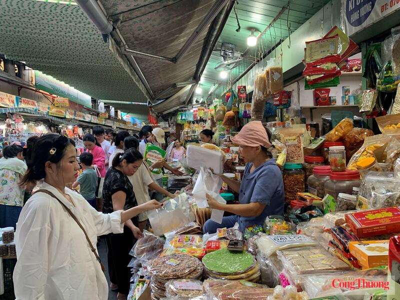 Các chợ truyền thống cũng thu hút lượng lớn khách du lịch. Ảnh: Diễm Phúc