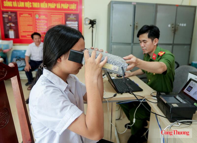 Công an xã Mường Lát thu nhận hồ sơ định danh điện tử cho công dân từ 6 - 14 tuổi. Ảnh: Ngô Nhung