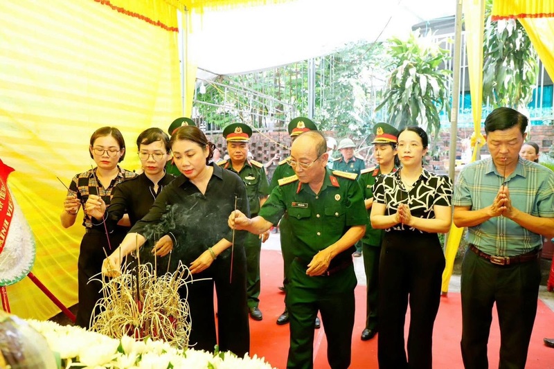 Trang nghiêm lễ truy điệu liệt sĩ Lê Trọng Châu. Ảnh: Thành Sen