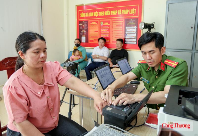 Người dân đến Công an xã Mường Lát làm căn cước công dân. Ảnh: Ngô Nhung