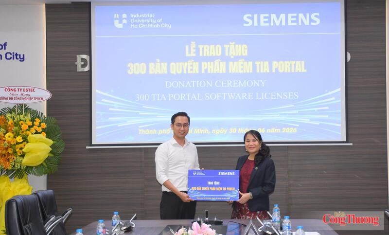 PGS.TS Đàm Sao Mai, Phó Hiệu trưởng Trường Đại học Công nghiệp TP. Hồ Chí Minh, tiếp nhận gói phần mềm tài trợ từ Siemens Việt Nam do ông Trần Vinh Thanh, Giám đốc Phát triển Kinh doanh Siemens Việt Nam, trao tặng. Ảnh: Thanh Minh.