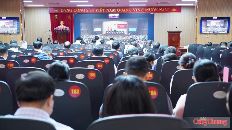 Các đảng viên các tổ chức đảng của cơ quan, đơn vị thuộc Bộ Công Thương dự hội nghị - Ảnh: Nguyên Thảo