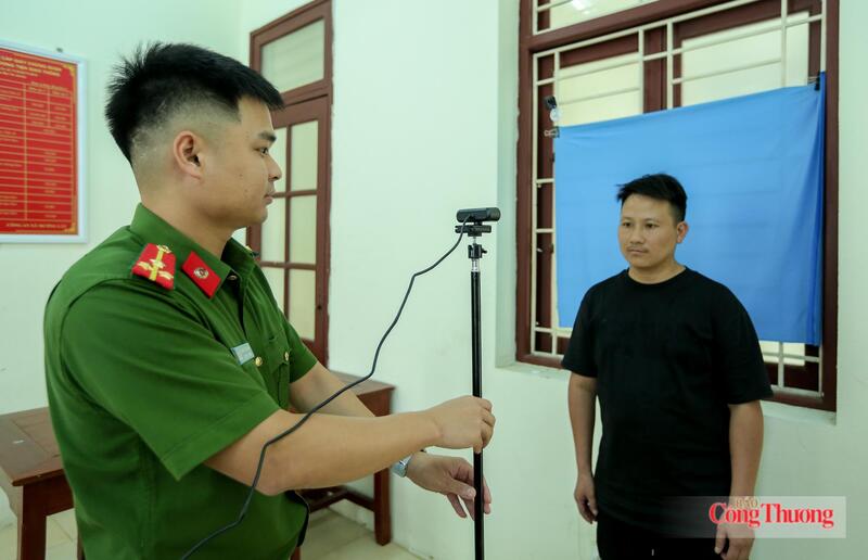 Tất cả các dữ liệu của người dân được cán bộ Công an xã Mường Lát đưa lên nền tảng số, phục vụ chuyển đổi số. Ảnh: Ngô Nhung