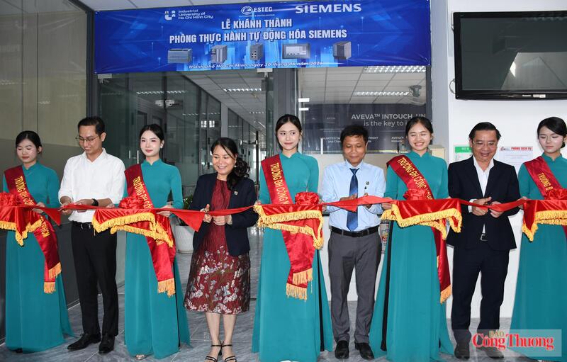 PGS.TS Đàm Sao Mai, Phó Hiệu trưởng nhà trường và các đại biểu thực hiện nghi thức cắt băng khánh thành Phòng thí nghiệm Tự động hóa Siemens. Ảnh: Thanh Minh.