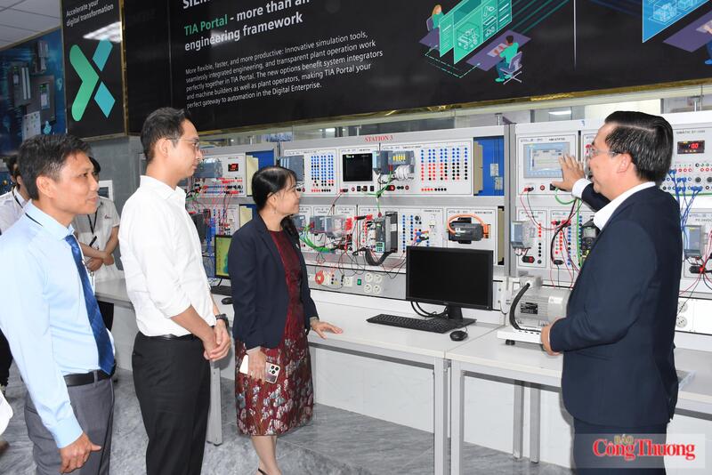 Giám đốc Công ty ESTEC giới thiệu Phòng thí nghiệm Tự động hóa Siemens với lãnh đạo nhà trường tại buổi lễ. Ảnh: Thanh Minh.