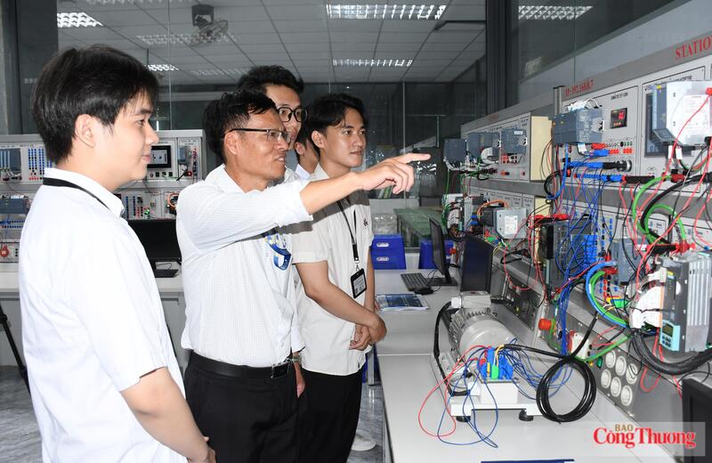 Phòng thí nghiệm Tự động hóa Siemens sẽ hỗ trợ hiệu quả cho công tác giảng dạy, giúp sinh viên tiếp cận công nghệ mới, đáp ứng yêu cầu ngày càng cao của doanh nghiệp trong lĩnh vực tự động hóa. Ảnh: Thanh Minh.