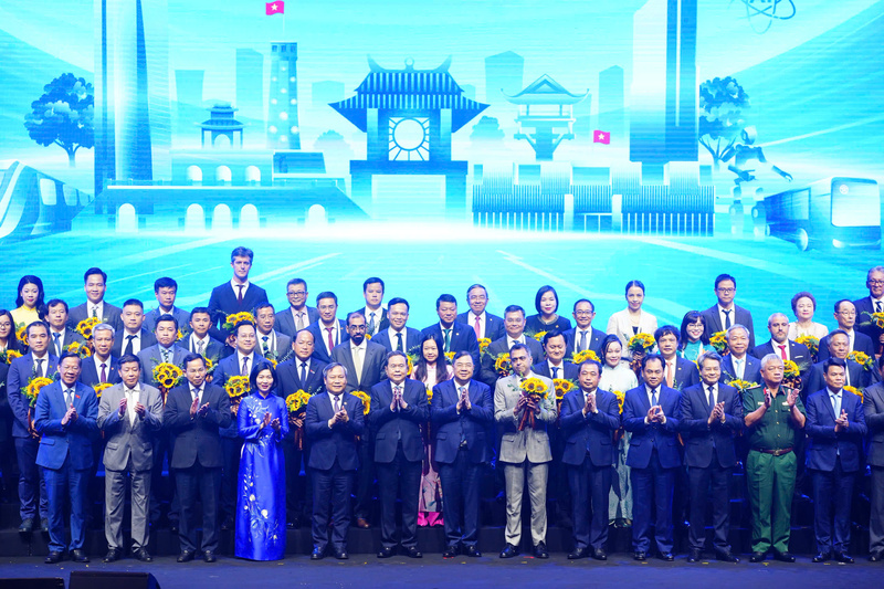 Chủ tịch Quốc hội Trần Thanh Mẫn chụp ảnh cùng các đồng chí lãnh đạo và doanh nghiệp tại Hội nghị công bố Quy hoạch tổng thể Thủ đô Hà Nội tầm nhìn 100 năm và xúc tiến đầu tư năm 2026. (Nguồn: BTC)