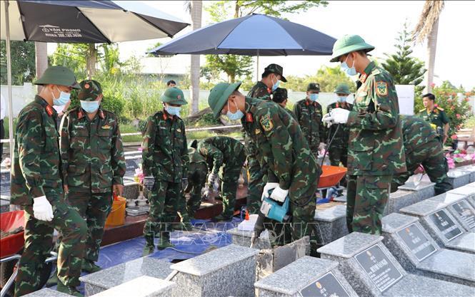 Lực lượng lấy mẫu hài cốt liệt sĩ thực hiện nhiệm vụ tại Nghĩa trang liệt sĩ Châu Thành (xã Phú Hựu, tỉnh Đồng Tháp). Ảnh: Hồng Thái/TTXVN