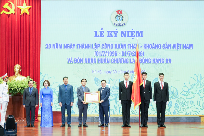 Thừa uỷ quyền của Chủ tịch nước, ông Nguyễn Anh Tuấn - Ủy viên Ban Chấp hành Trung ương Đảng, Phó Chủ tịch Ủy ban Trung ương Mặt trận tổ quốc Việt Nam, Chủ tịch Tổng Liên đoàn Lao động Việt Nam trao tặng Huân chương Lao động hạng Ba (lần thứ hai) cho Công đoàn Than - Khoáng sản Việt Nam. Ảnh: Công đoàn Than - Khoáng sản Việt Nam