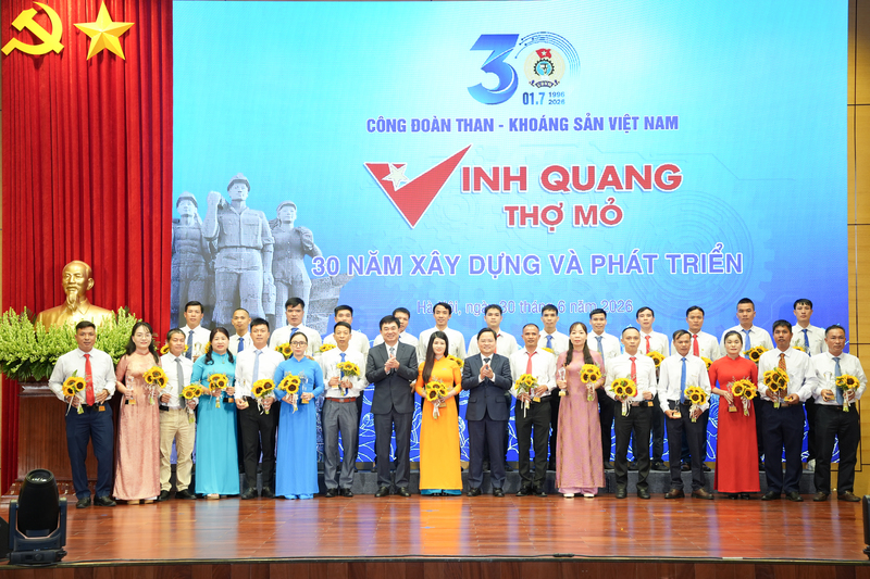 Chương trình "Vinh quang thợ mỏ" tuyên dương 90 cá nhân xuất sắc tiêu biểu của Tập đoàn Công nghiệp Than - Khoáng sản Việt Nam. Ảnh: Công đoàn Than - Khoáng sản Việt Nam.