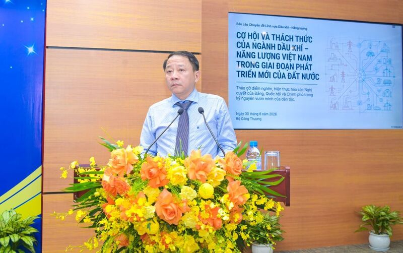 Đại diện lãnh đạo Vụ Dầu khí và Than, Bộ Công Thương phát biểu