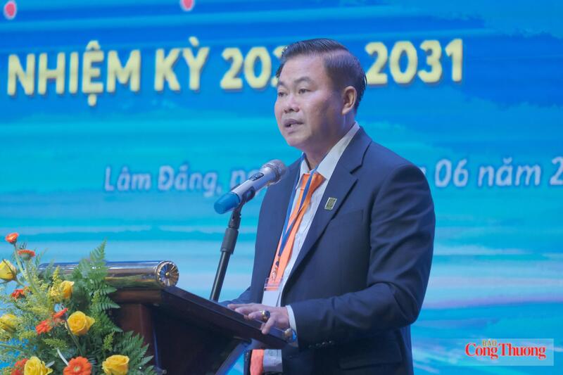 Ông Nguyễn Hữu Thành, Phó Chủ tịch Hiệp hội Doanh nghiệp tỉnh Lâm Đồng phát biểu khai mạc đại hội. Ảnh: Lê Sơn