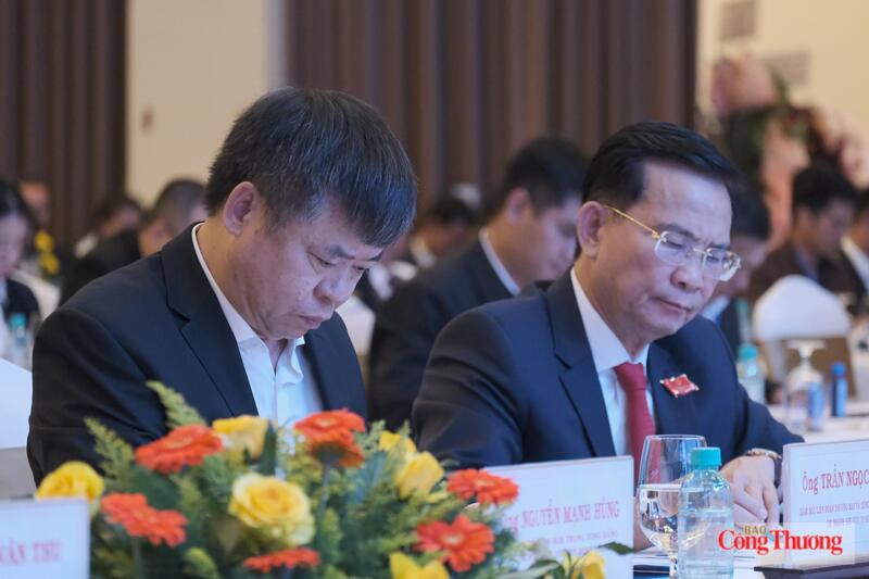 Chủ tịch UBND tỉnh Lâm Đồng Hồ Văn Mười (phải) và ông Trần Ngọc Liêm, Giám đốc Liên đoàn Thương mại và Công nghiệp Việt Nam chi nhánh TP. Hồ Chí Minh tại đại hội. Ảnh: Lê Sơn