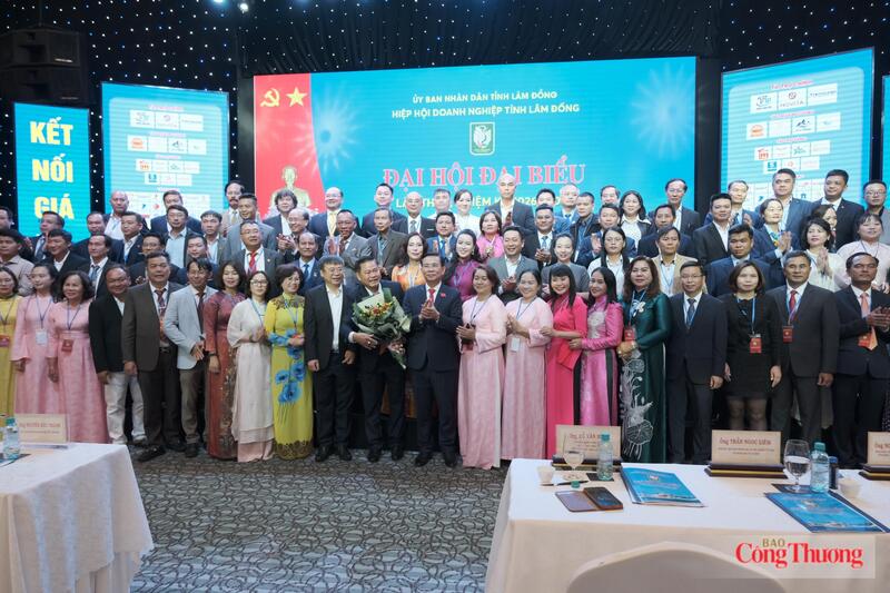 Chủ tịch UBND tỉnh Lâm Đồng Hồ Văn Mười tặng hoa chúc mừng Ban Chấp hành Hiệp hội Doanh nghiệp tỉnh Lâm Đồng khóa I, nhiệm kỳ 2026 - 2031. Ảnh: Lê Sơn