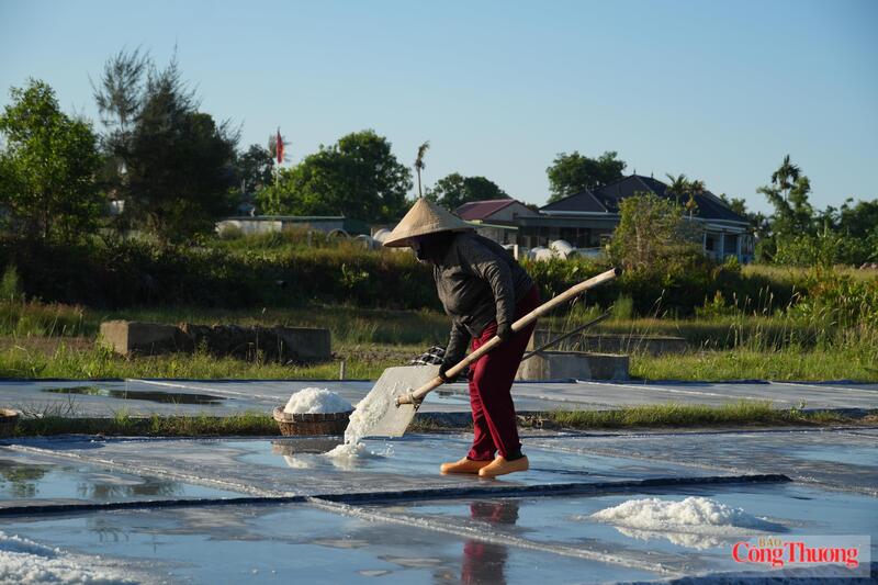 เพื่อให้ได้ผลึกเกลือสีขาวบริสุทธิ์ ผู้คนต้องผ่านกระบวนการที่พิถีพิถันและยากลำบากอย่างยิ่งหลายขั้นตอน