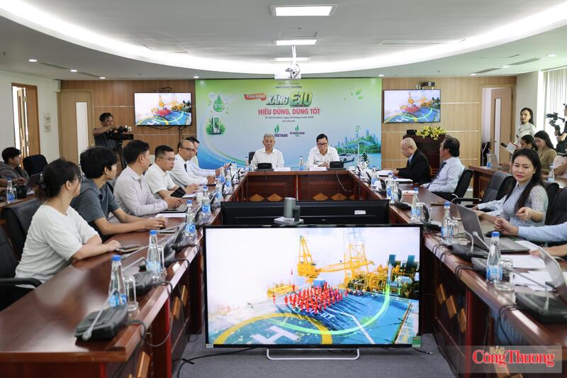 Quang cảnh toạ đàm