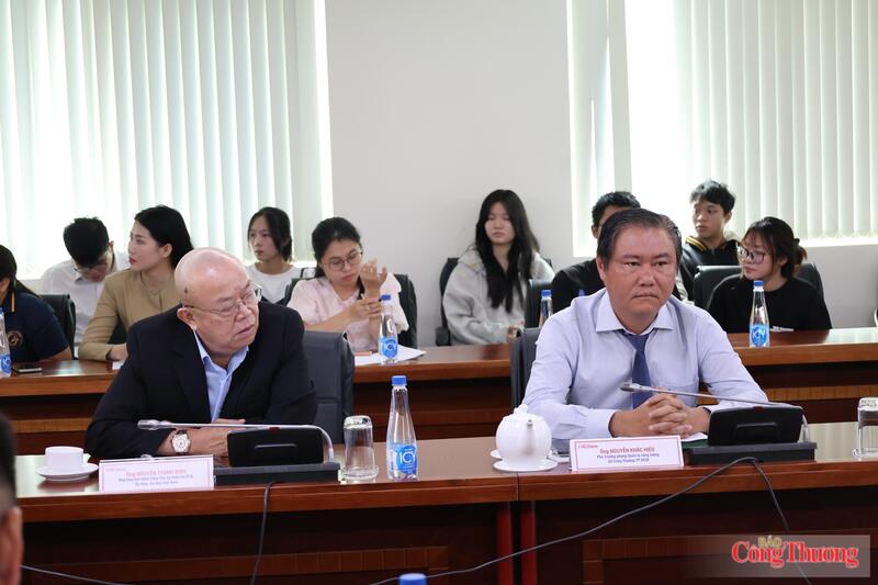 Các diễn giả tham dự tọa đàm.