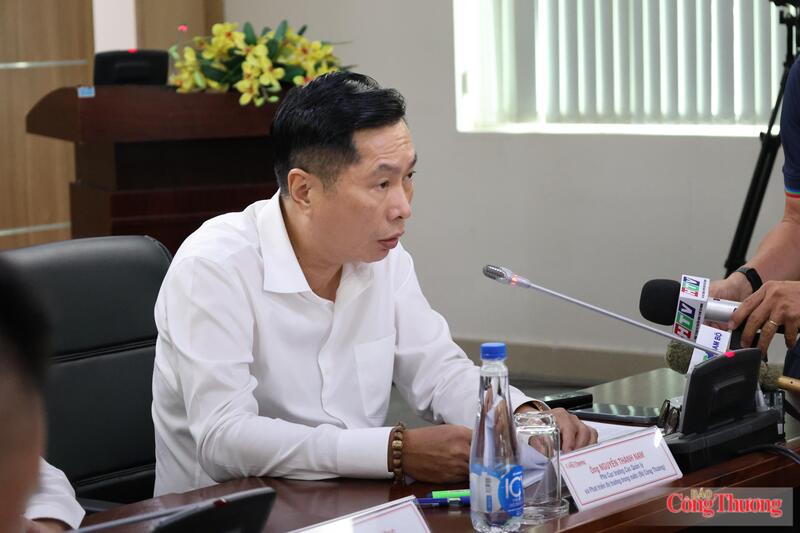 Ông Nguyễn Thành Nam - Phó Cục trưởng Cục Quản lý và Phát triển thị trường trong nước (Bộ Công Thương) trao đổi tại tọa đàm.