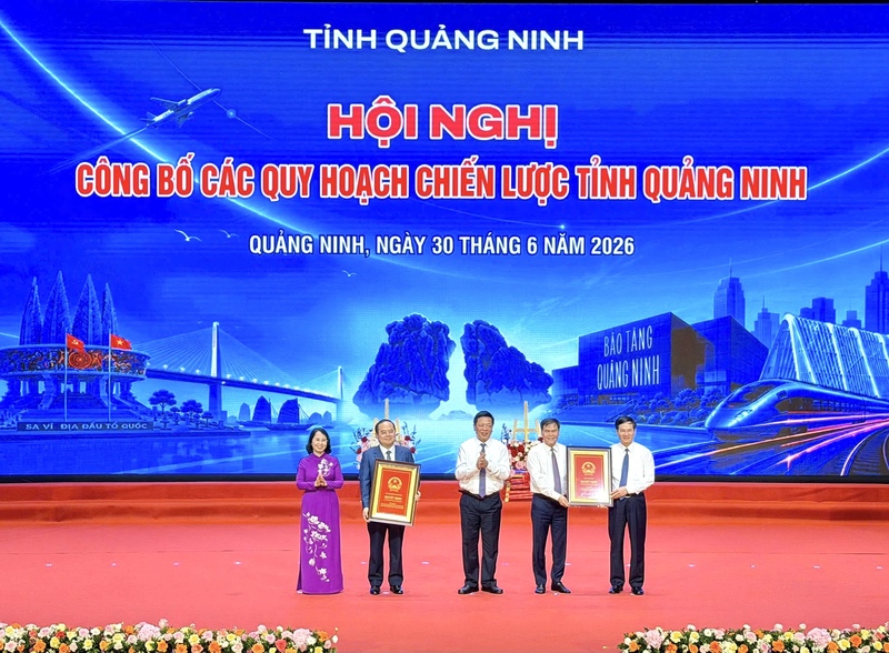 Bộ trưởng Bộ Xây dựng Trần Hồng Minh trao Quyết định công nhận tỉnh Quảng Ninh đạt tiêu chí đô thị loại I cho lãnh đạo tỉnh. Ảnh: TT
