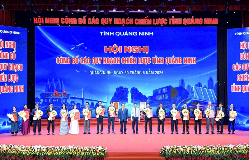 Lãnh đạo tỉnh Quảng Ninh trao chứng nhận đăng ký đầu tư các dự án. Ảnh: TT