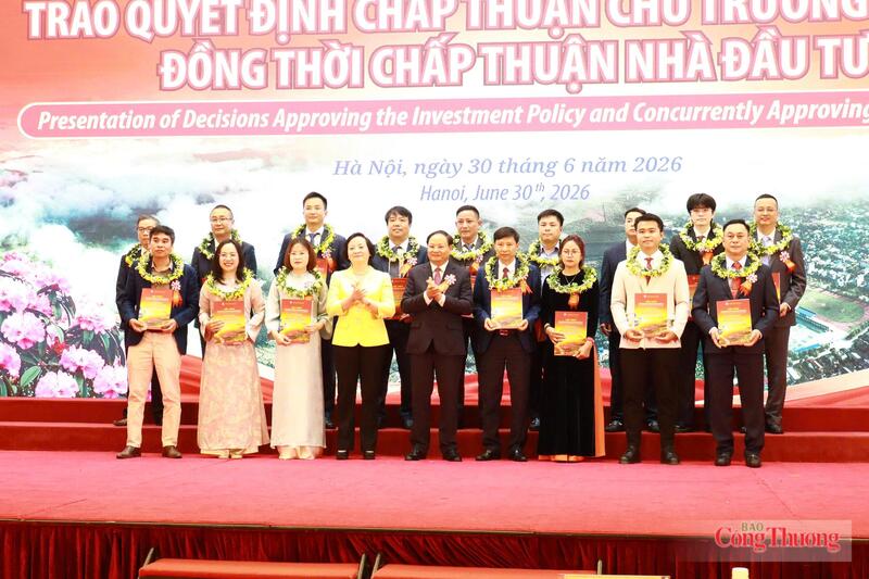 Phó Thủ tướng Chính phủ Phạm Thị Thanh Trà (hàng đầu, thứ tư từ trái sang) và Bí thư Tỉnh uỷ Lê Minh Ngân trao quyết định chấp thuận chủ trương đầu tư cho đại diện các doanh nghiệp.