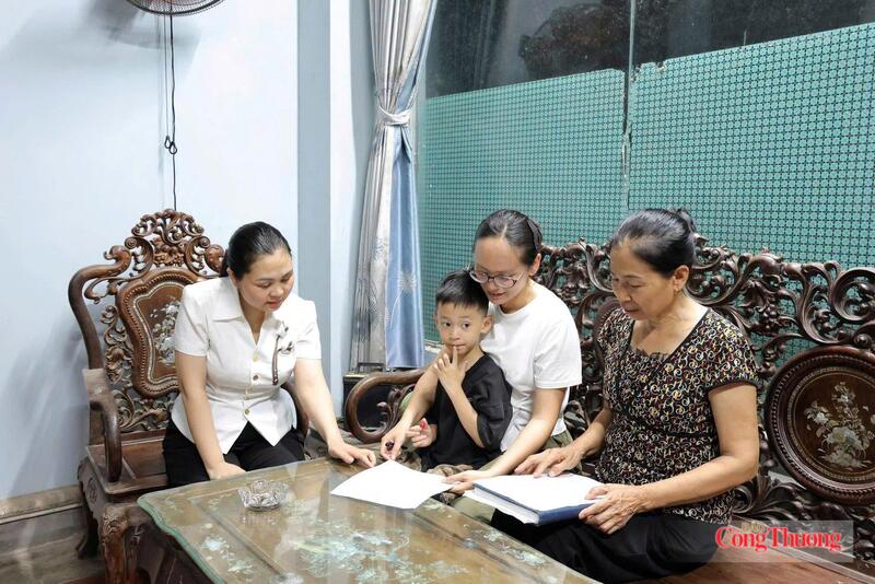 Các thôn trên địa bàn xã Phú Nghĩa (TP. Hà Nội) tổ chức lấy ý kiến cử tri đại diện hộ gia đình về phương án sắp xếp thôn trên địa bàn xã.