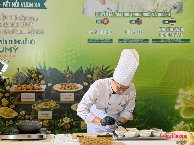 Đầu bếp thể hiện tài năng. Ảnh: Ngọc Giàu