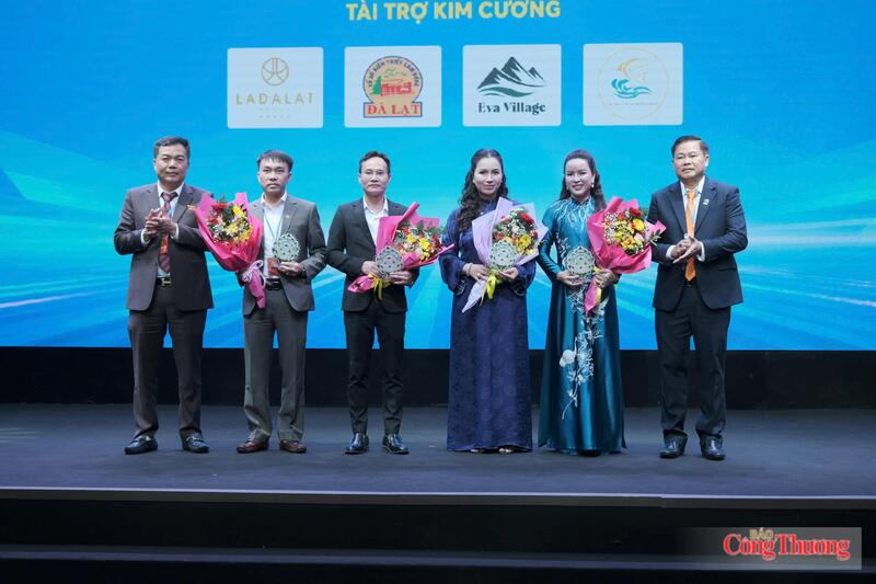 Doanh nhân Nguyễn Thị Hà, Phó Chủ tịch Hiệp hội Doanh nghiệp tỉnh Lâm Đồng (thứ 2 từ phải qua). Ảnh: Lê Sơn