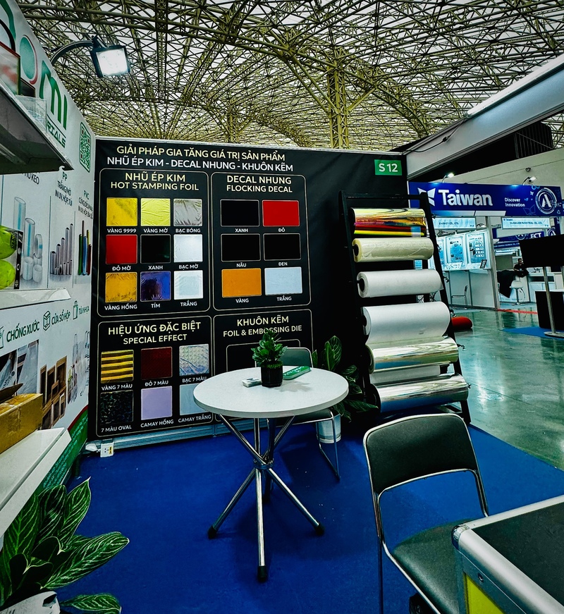 Tại gian hàng S12 – Hall 2, khách tham quan có thể trực tiếp xem mẫu vật liệu, sản phẩm ứng dụng thực tế và trao đổi cùng đội ngũ ENOMI Việt Nam