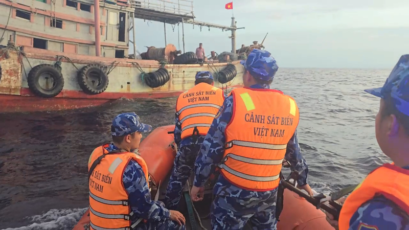 Lực lượng chức năng Vùng Cảnh sát biển 2 tuần tra, kiểm soát các phương tiên có dấu hiệu vi phạm trên biển. Ảnh: Nam Trung