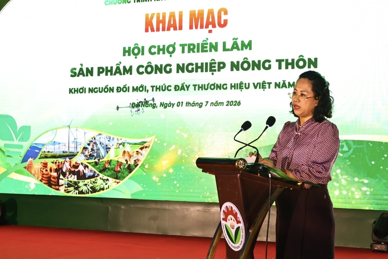 Bà Đỗ Thị Minh Trâm, Phó Cục trưởng Cục Đổi mới sáng tạo, Chuyển đổi xanh và Khuyến công - Bộ Công Thương phát biểu khai mạc hội chợ triển lãm. Ảnh: Diễm Phúc
